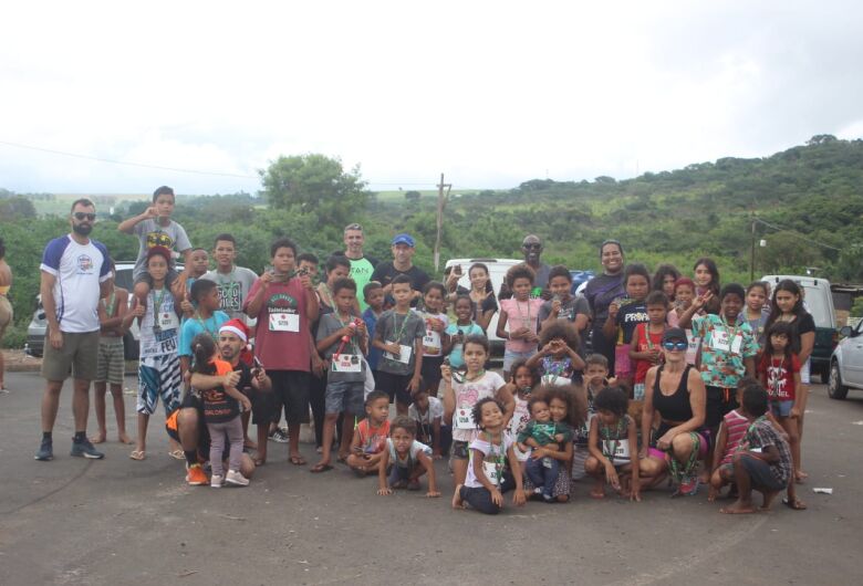 Corredores alegram crianças do assentamento Oebum no Antenor Garcia