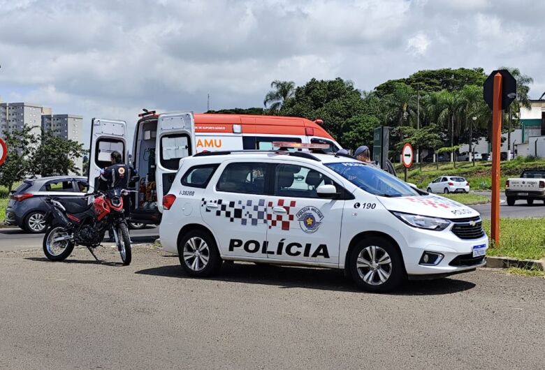 Garupa fica ferido após queda de moto em rotatória na região do Tenda