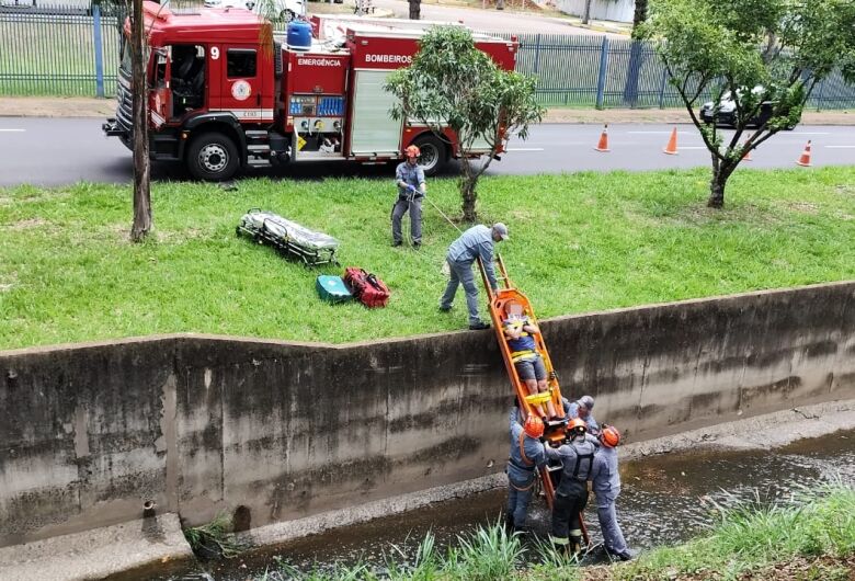 Homem em surto cai em córrego em São Carlos