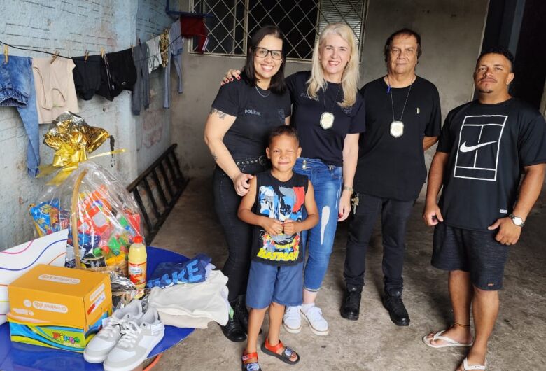 Policiais civis da Seccional de São Carlos viram Papais Noeis e presenteiam garoto de 6 anos