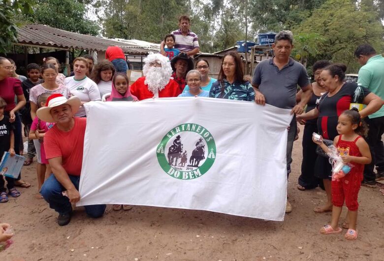 Sertanejos do Bem distribuem brinquedos para crianças dos assentamentos Capão das Antas e Santa Helena