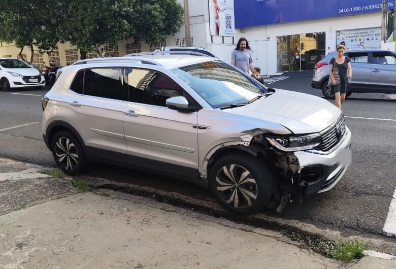 Carros colidem e prensam homem contra veículo na Avenida São Carlos