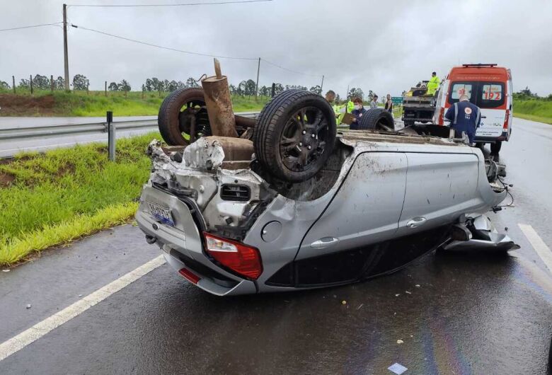 Após aquaplanar, caro capota na rodovia Domingos Inocentini