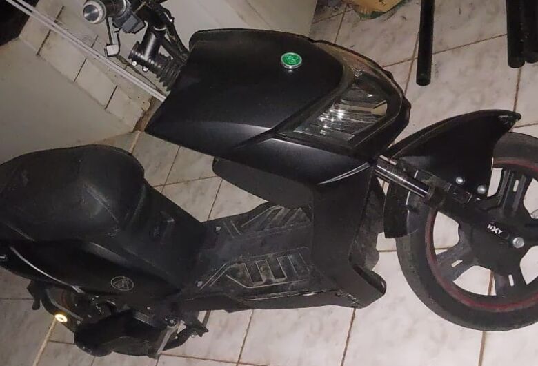 Moto elétrica é furtada na Vila Marina; dono pede ajuda para localizá-la