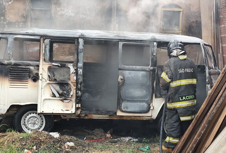 Supostos usuários de entorpecentes são acusados de atear fogo em Kombi