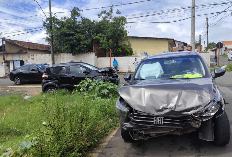 Colisão frontal causa danos em dois veículos da Walter de Camargo Schutzer