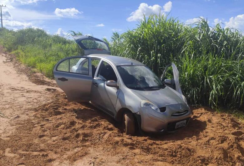 Carro roubado no Bicão é encontrado atolado nas margens da SP-215