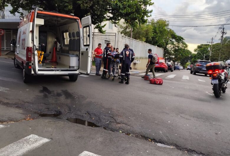 Colisão entre carro e moto deixa gestante ferida no centro da cidade