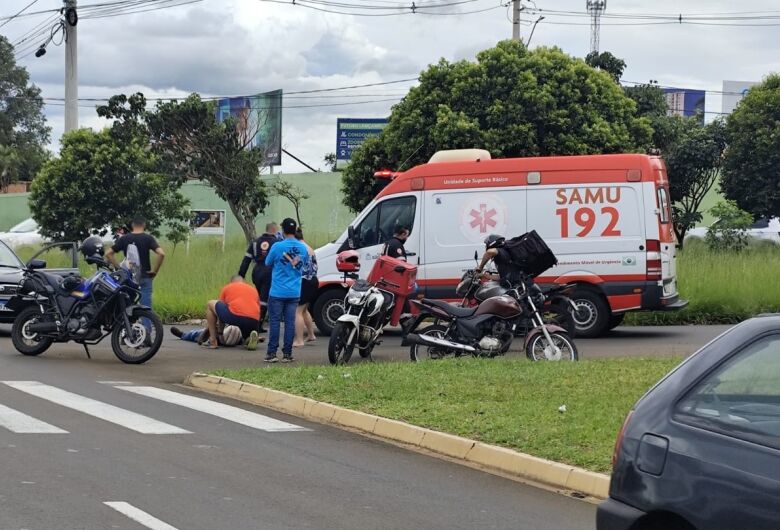 Motociclista fica ferido após colisão com carro em rotatória na Avenida Miguel Petroni