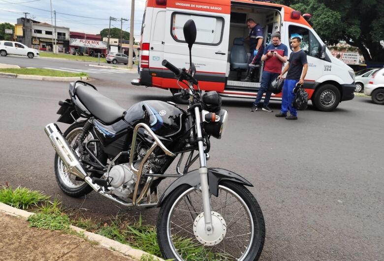 Colisão entre carro e moto deixa mulher ferida na Praça Itália