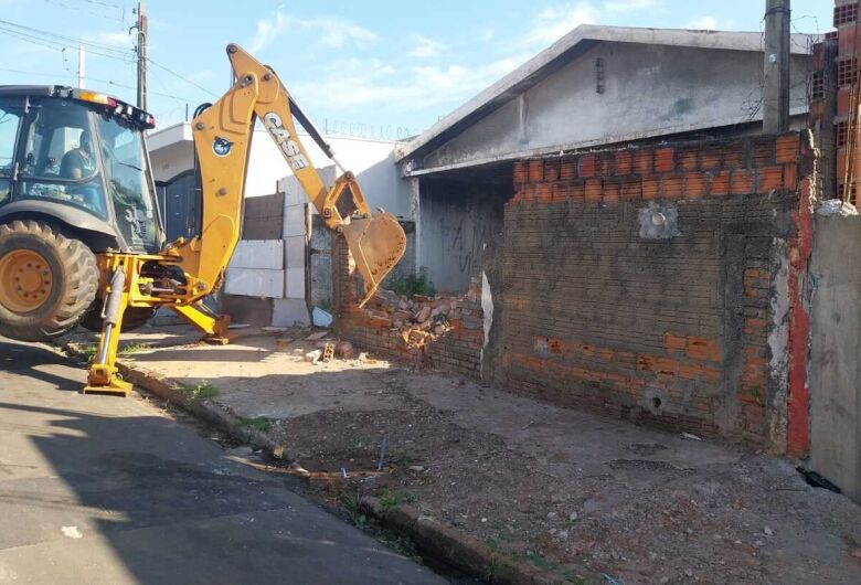 Prefeitura realiza demolição de imóvel abandonado usado por usuários de drogas no Boa Vista