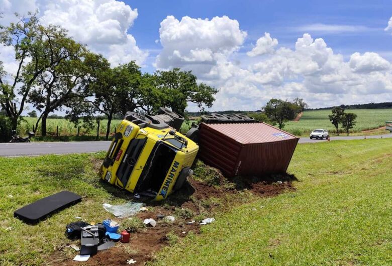 Caminhão com container tomba na rodovia Washington Luís