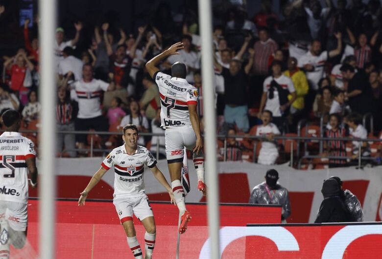 São Paulo vence o Majestoso em dia marcado por chuva e muitos gols