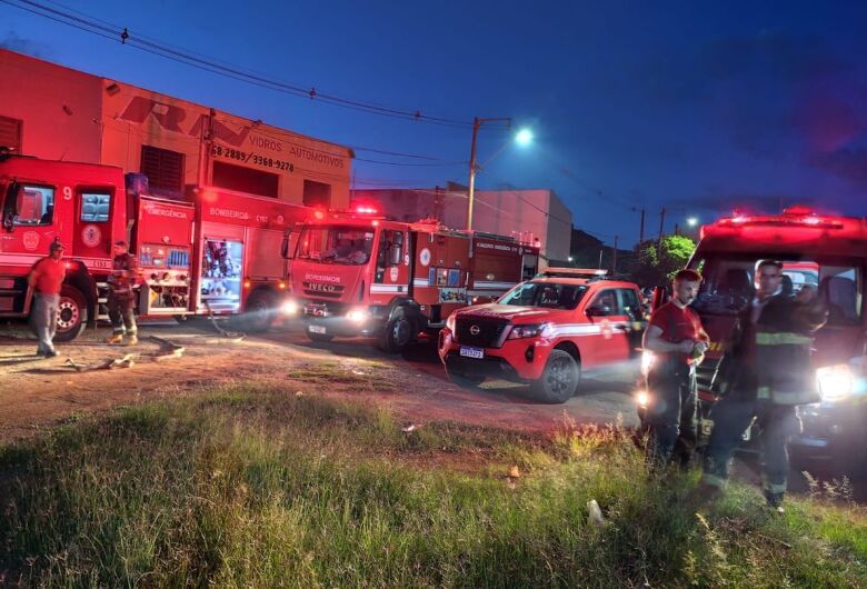 Incêndio em empresa mobiliza Corpo de Bombeiros na Vila Alpes