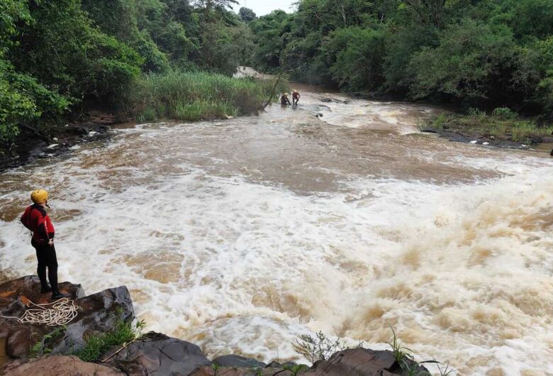 Com ajuda de cães farejadores, Bombeiros retomam buscas por estudante desaparecida em cachoeira