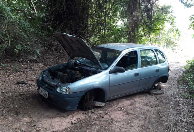 Corsa furtado é encontrado sem as rodas em estrada de terra