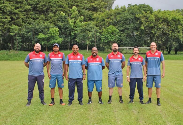 Grêmio São-carlense apresenta comissão técnica