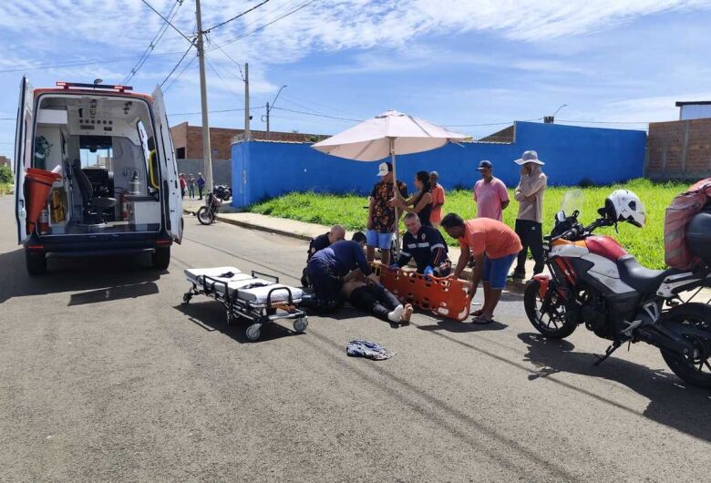 Motociclista na contramão causa acidente no Arcoville 