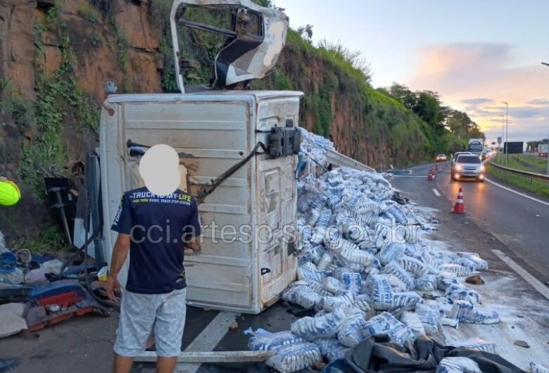 Carreta carregada com açúcar tomba após colisão na Washington Luís