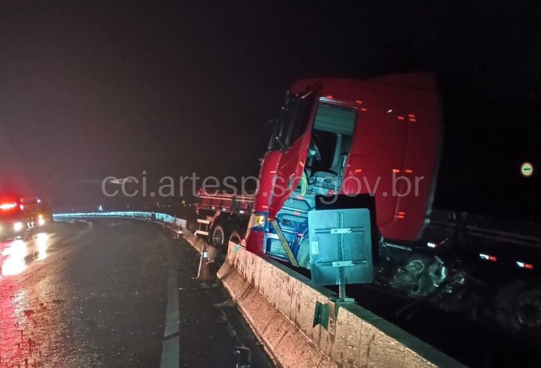 Carreta aquaplana e colide contra mureta de concreto na Washington Luís