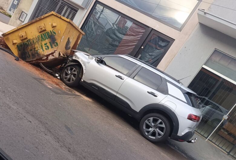 Carro colide contra caçamba no Jardim Brasil