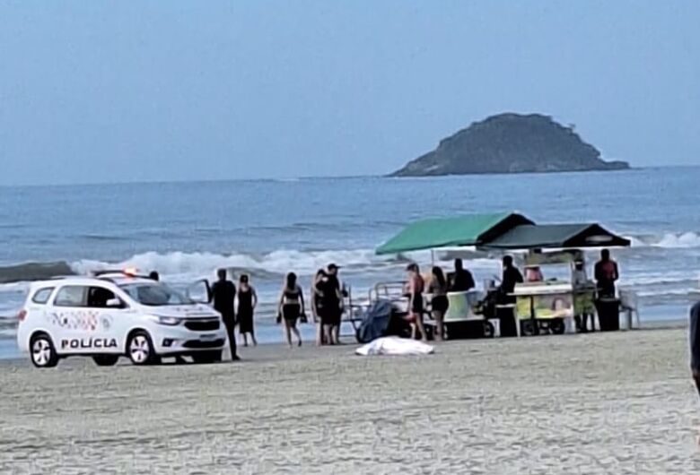 Pai reconhece corpo de jovem que caiu de colchão inflável no mar