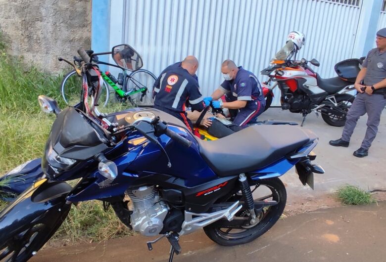 Jovem motociclista sofre queda ao passar sobre buraco na curva do Joinha