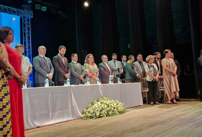 Solenidade de posse de Netto Donato e de vereadores eleito ocorre neste momento no Teatro Municipal