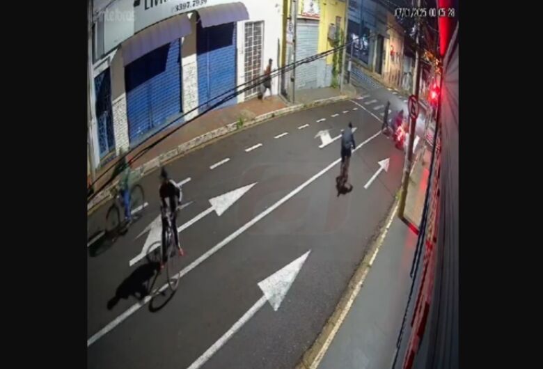 Gangue ataca e assalta motociclista em semáforo; veja vídeo