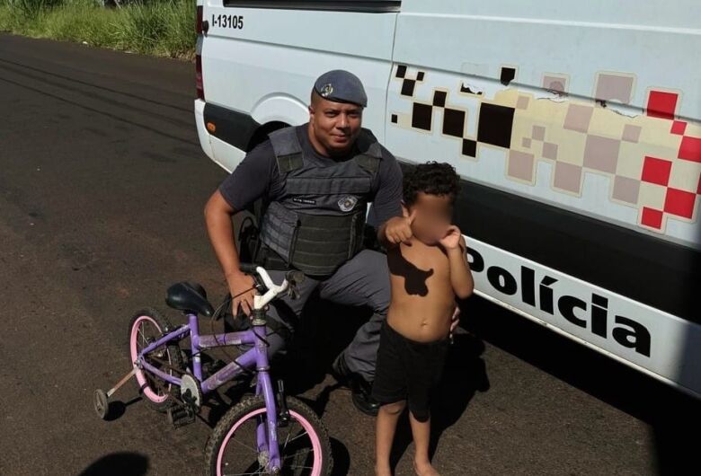 Criança de 3 anos é encontrada pela Polícia Militar após se perder a 5 km de casa