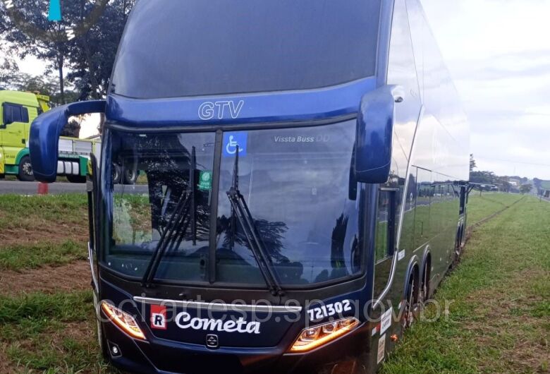 Ônibus sai da pista e colide em canaleta de concreto na Washington Luís