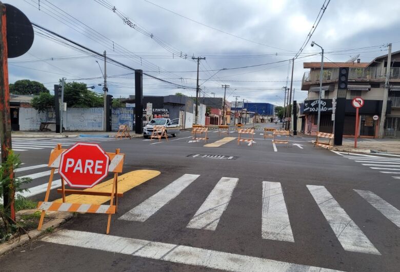 Semáforo da José Pereira Lopes com Tancredo Neves está inoperante; suspeita é de furto de cabos