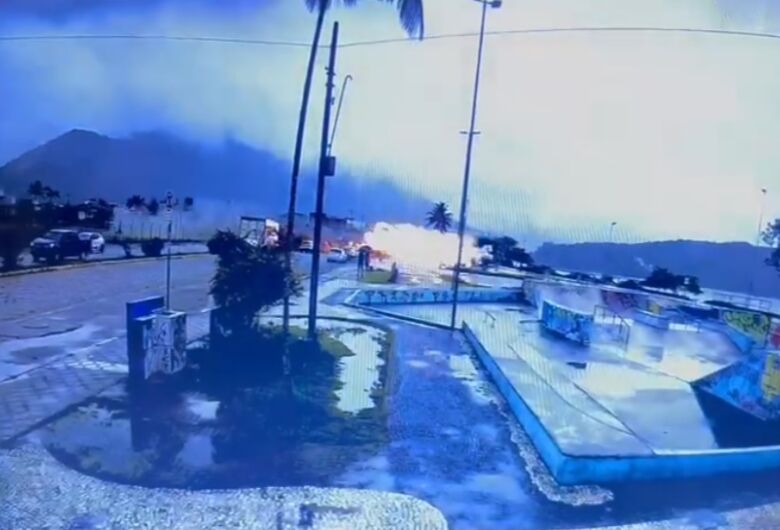 Avião sai da pista e explode em praia de Ubatuba; veja vídeo