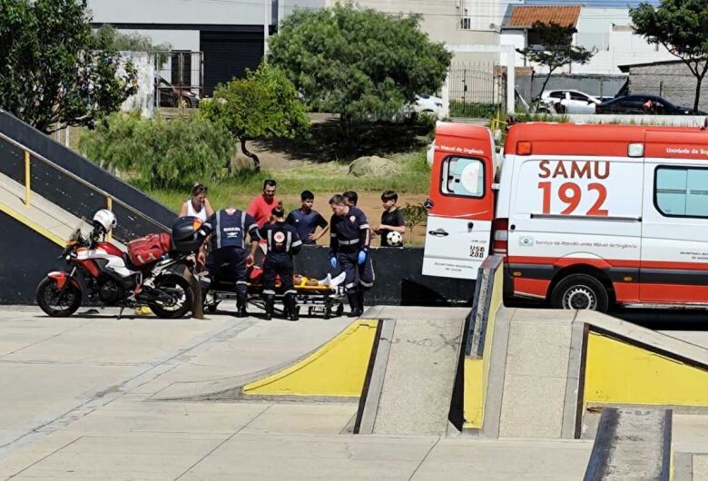 Skatista leva tombo em pista no Jardim Santa Felícia