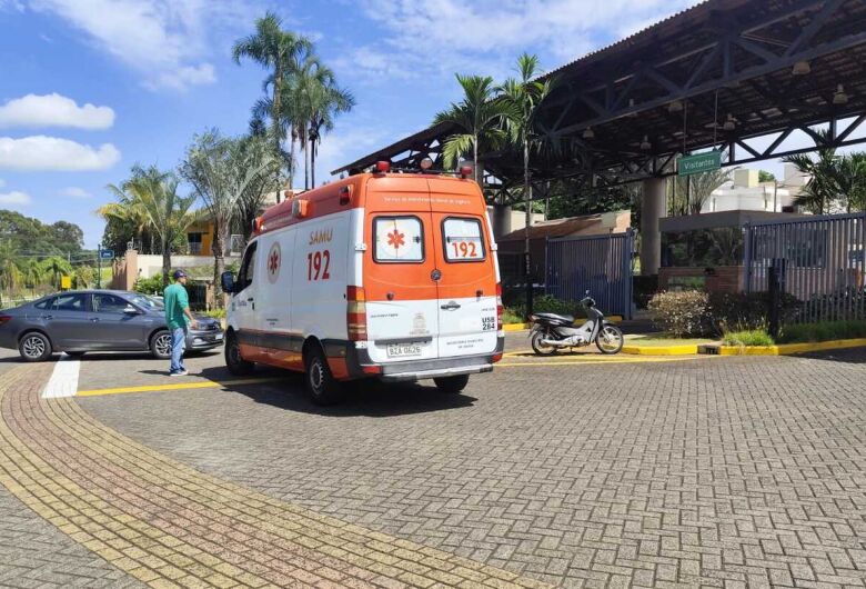 Motociclista sofre escoriações após colisão na região do Shopping