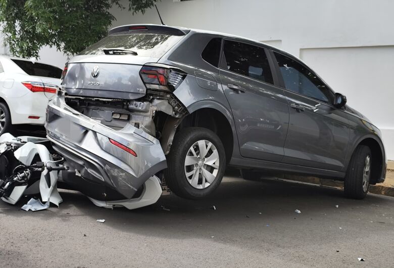 Idosa passa mal ao volante e causa acidente; moto fica encavalada em veículo