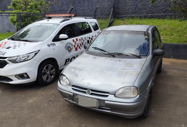 Adolescentes são flagrados abastecendo carro furtado; um deles confessou o crime