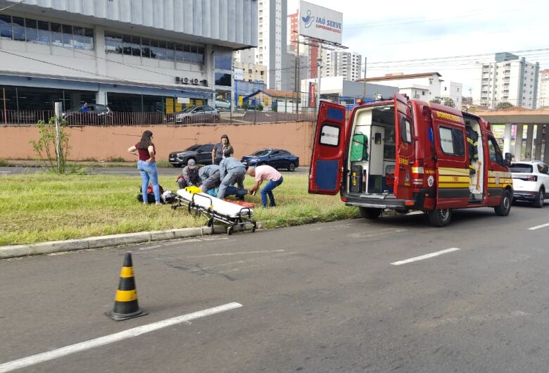 Motociclista desvia de veículo e sofre queda na Trabalhador São-carlense