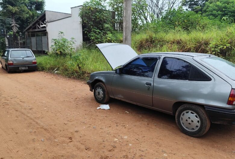 Polícia Militar recupera carros furtados em estado de abandono; veículos estavam em região que serve como “desova”