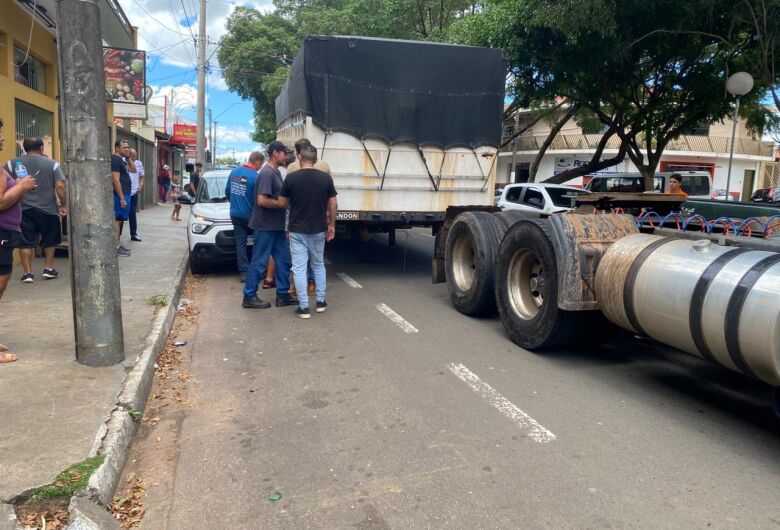 Carreta desengata de cavalo e atinge dois carros no Fagá