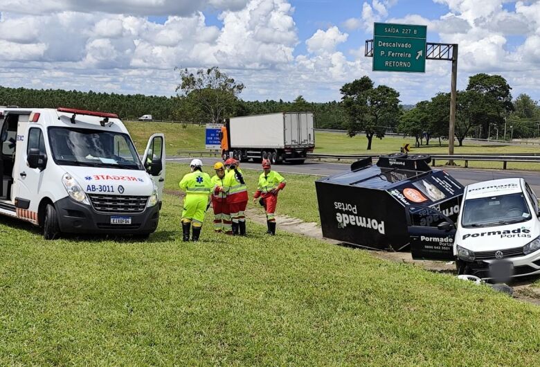 Carretinha desgovernada tomba na rodovia Washington Luís