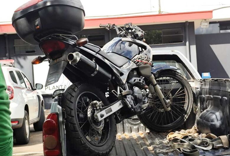 Moto furtada é encontrada abandonada em matagal no Jockey Club