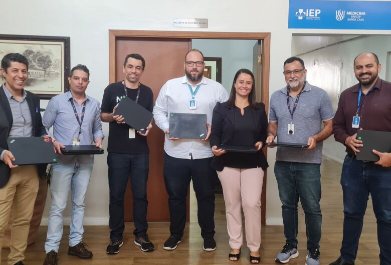 Santa Casa recebe doação de 15 laptops da Amdocs Brasil