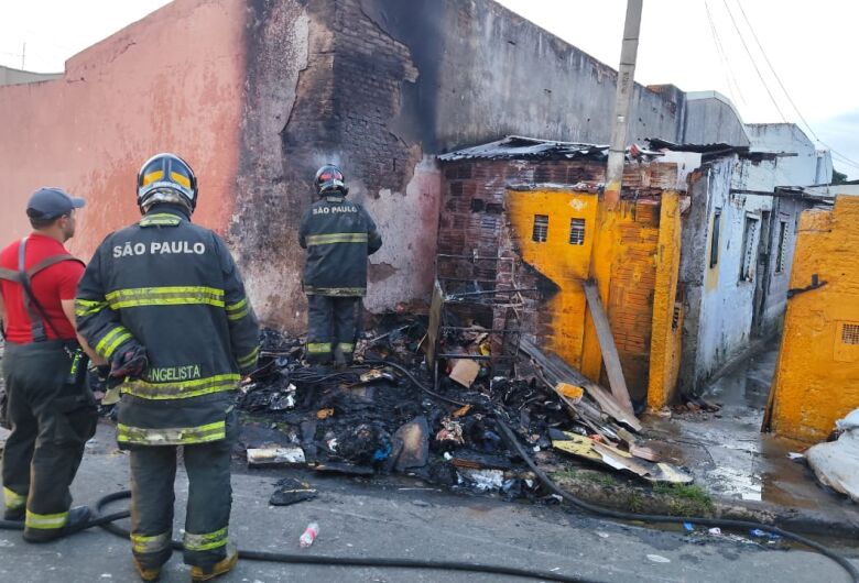 Incêndio devora casas abandonadas no Jardim Beatriz