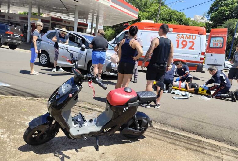 Motociclista fica ferida após colisão em cruzamento no Jardim Centenário