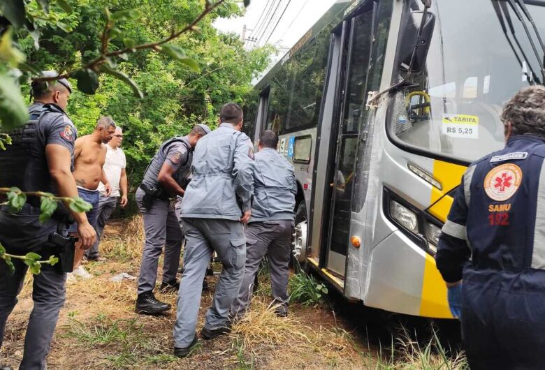 Após AVC, motorista consegue parar ônibus e evitar tragédia em ribanceira em São Carlos