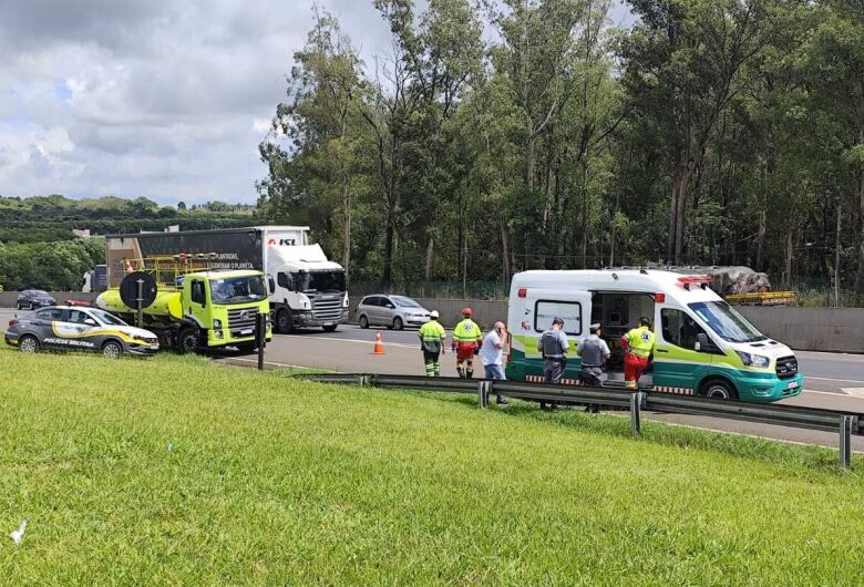 Colisão traseira deixa motociclista ferido na SP-310, em São Carlos