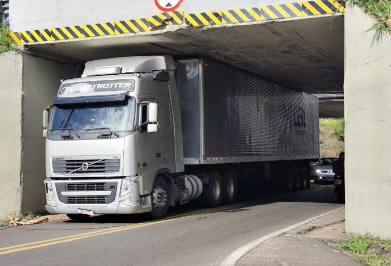 Carreta fica entalada em pontilhão no Jardim Tangará