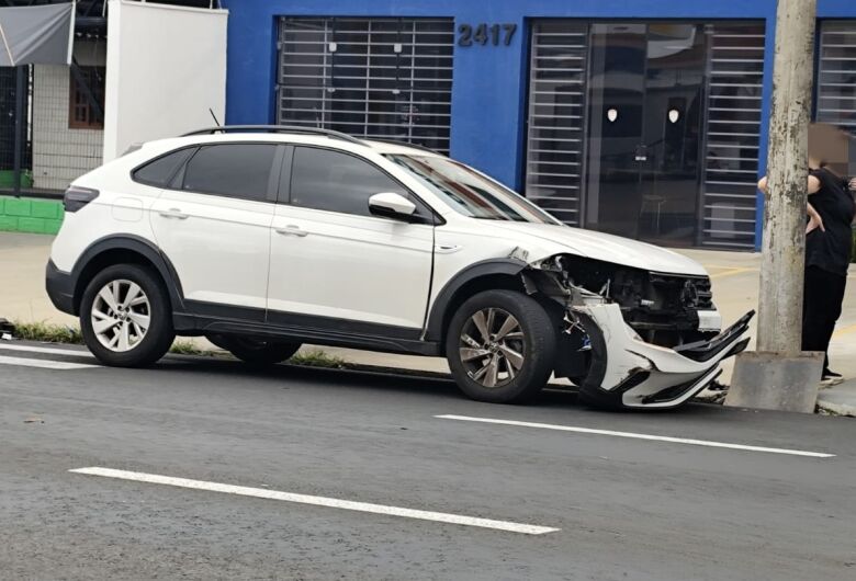 Carro e caminhão colidem no centro de São Carlos