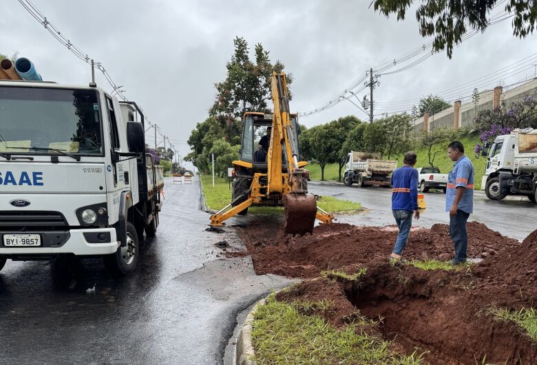 Rompimento de adutora pode causar falta d'água em bairros de São Carlos